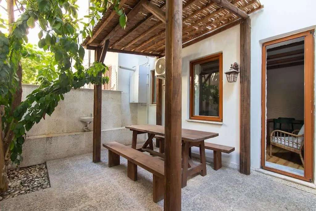 Authentic 1Br W Private Patio In Hype Cihangir Istanbul 0*,